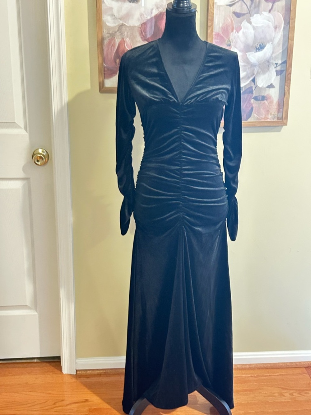 Commense Black Long-Sleeve Ruched Velvet Gown